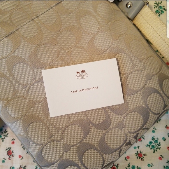 New Coach Legacy Signature Swingpack - Picture 8 of 12